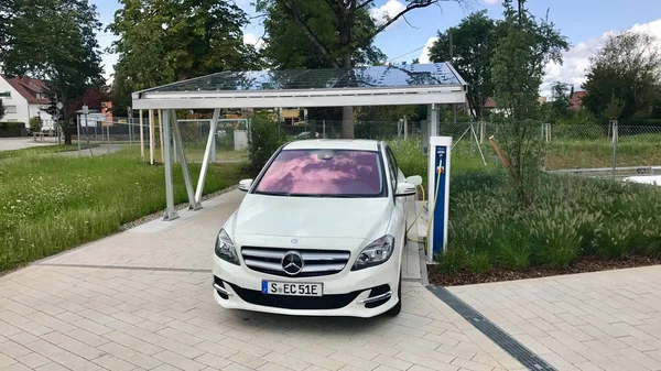 Merceds B-CLass carro elétrico a ser carregado Fotos De Bancos De Imagens Sem Royalties