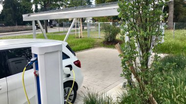 elektrikli araç şarj ediliyor