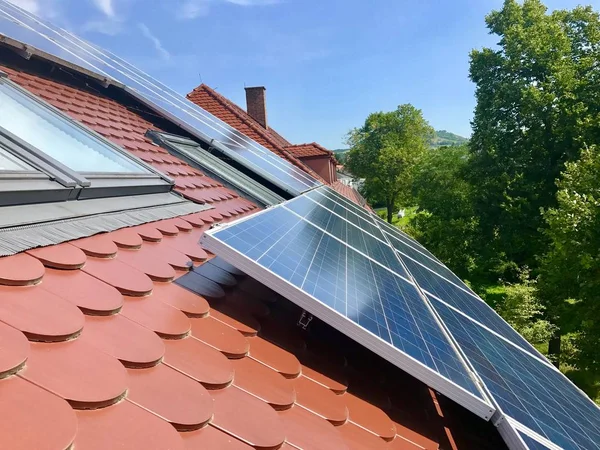 집 지붕 위에 태양 전지 패널 스톡 사진