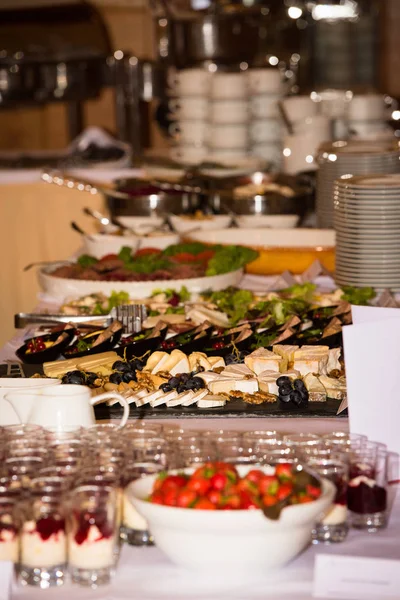 Еда "шведский стол" в ресторане во время праздничного мероприятия — стоковое фото