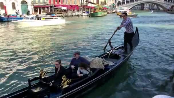 Gondolier en el famoso Puente de Rialto de Venecia, Italia — Vídeos de Stock