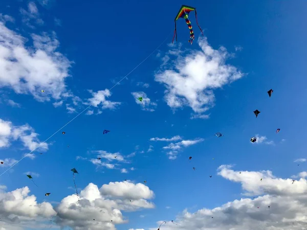 Десятки воздушных змеев парят в небе — стоковое фото