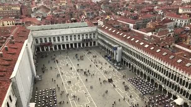 Arial panning da Praça San Marco, em Veneza, Itália, sobre a cidade em direção à água . — Vídeo de Stock