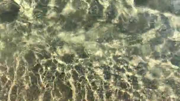 Vagues de mer sur la plage de sable 