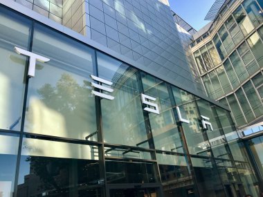 Stuttgart, Almanya galeride logosuna Tesla Motors