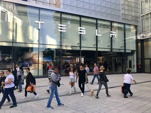 Tesla Motors showroom ve Stuttgartu, Německo — Stock fotografie