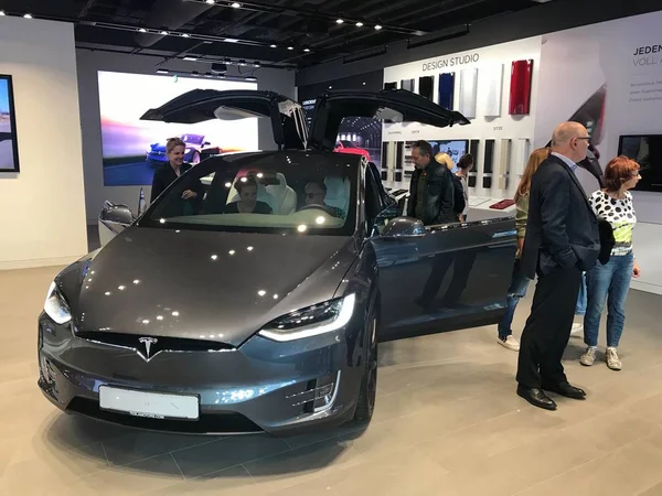 Tesla Model X no showroom em Stuttgart, Alemanha — Fotografia de Stock