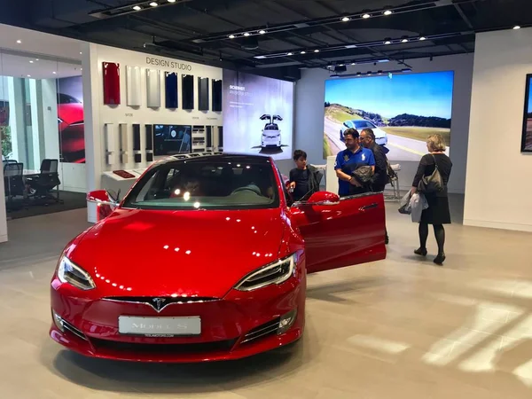 Tesla Model S w salonie w Stuttgart, Niemcy — Zdjęcie stockowe