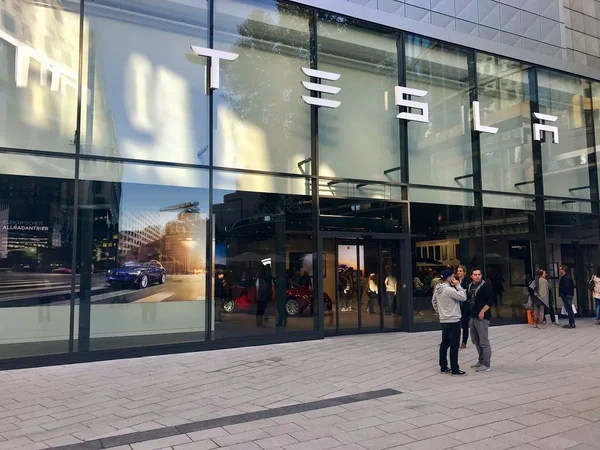 Sala de exposición Tesla Motors en Stuttgart, Alemania — Foto de Stock