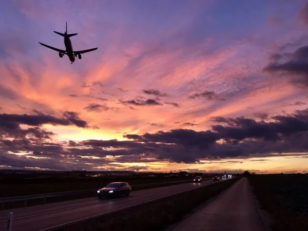 Un avión se acerca al aeropuerto de Stuttgart durante una dramática puesta de sol —  Fotos de Stock