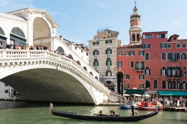 Ünlü Ponte di Rialto Venedik, İtalya'da geçen geleneksel gondol ile