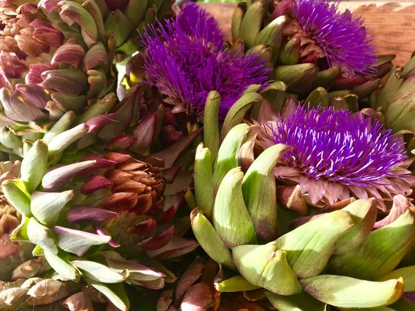 Puesto con alcachofas en el mercado —  Fotos de Stock