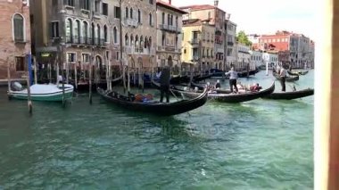 Gondollarının Canale Grande, Venice, İtalya boyunca geçen