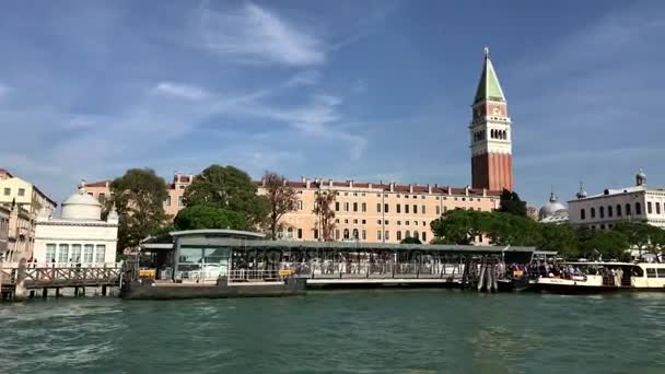 Llegando a Piazza San Marco de Venecia en barco — Vídeos de Stock