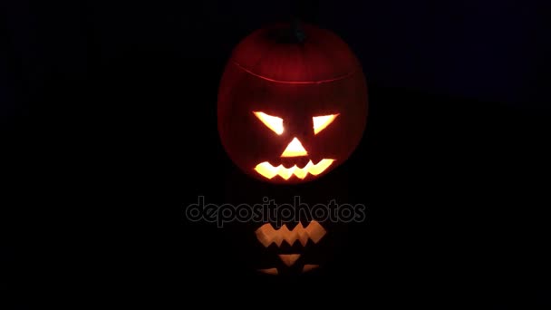 Halloween pumpa med skrämmande ansikte — Stockvideo
