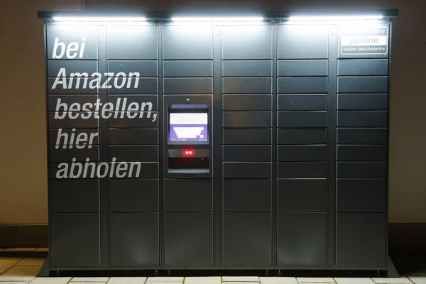 Amazon Locker station ligger bredvid en Aldi stormarknad. — Stockfoto