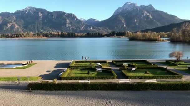 Озеро Форггензее в Баварских Альпах с замком Нойшванштайн — стоковое видео