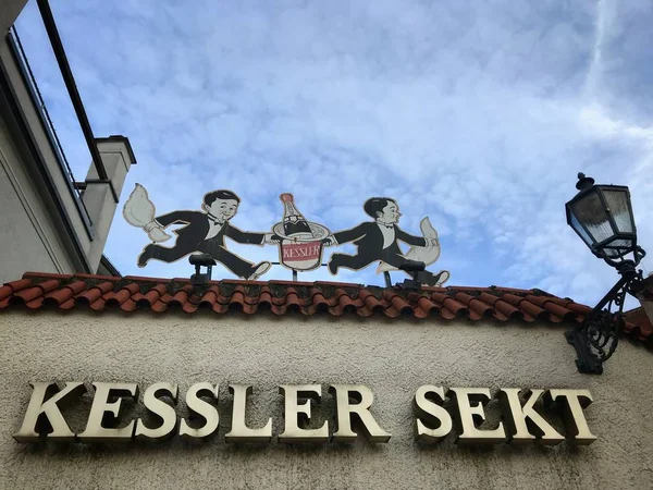 Antiguo logo en el edificio de la bodega Kessler Sekt — Foto de Stock