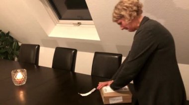 Yeni gümüş elma iphone 8 smartphone unboxing bir kadının Timelapse