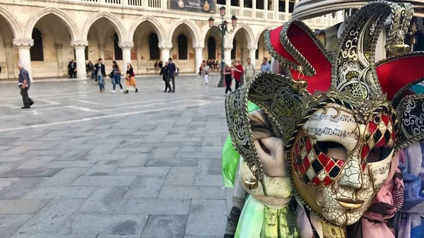 Παλάτι των Δόγηδων και μάσκες στην πλατεία San Marco, Βενετία, Ιταλία — Φωτογραφία Αρχείου