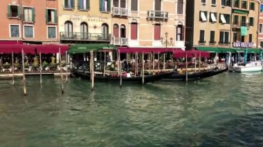 Geçen gondollarının ve tekneler Canale Grande, Venice, İtalya boyunca