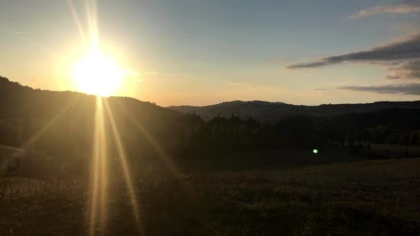 Paisaje rural y puesta de sol en Toscana — Vídeos de Stock