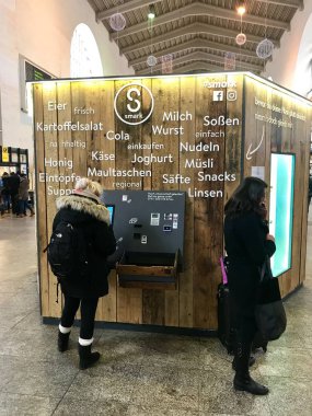 Yerel yemekler ve içecekler bitiş makine sunan Fuar kullanan kişiler üretilen