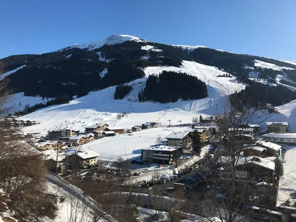 Panorama da estação de esqui Saalbach-Hinterglemm na Áustria — Fotografia de Stock