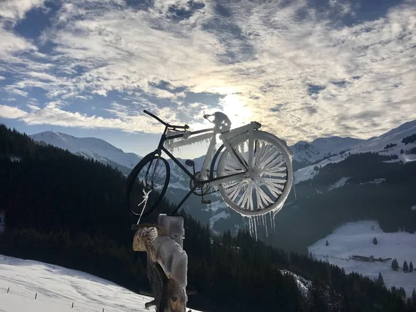 Paisaje alpino y bicicleta congelada —  Fotos de Stock