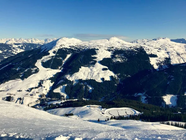 Paisagem alpina com picos cobertos de neve e nuvens — Fotografia de Stock