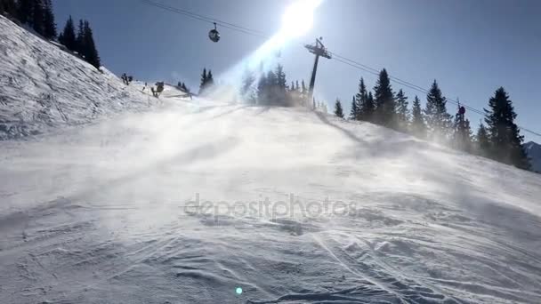 Сноубордистка спускается по склону — стоковое видео