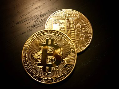ön ve arka tarafındaki altın bitcoins