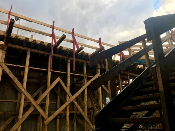 Escalera de madera en el sitio de construcción — Foto de Stock