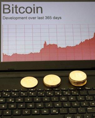 Dizüstü bilgisayar Bitcoins ve yükselen grafiği