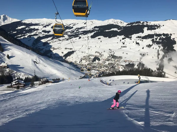 Snowboarder femenino en pista — Foto de Stock