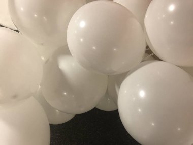 Çok sayıda beyaz balon