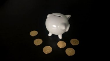 Bir Bitcoin bir kumbara koyarak kadın