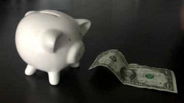 Bir bize Doları banknot bir kumbara koyarak kadın