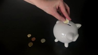Euro coins kumbara koyarak kadın