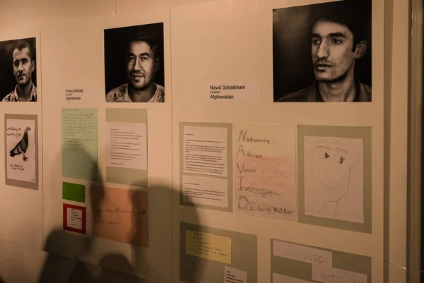 Les réfugiés racontent leurs histoires dans l'exposition Xokommen — Photo