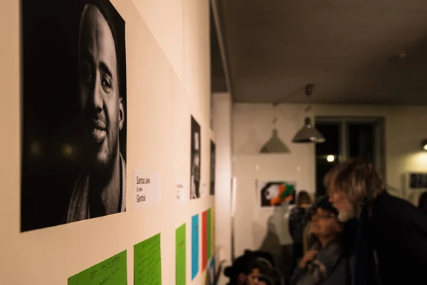Беженцы рассказывают свои истории на выставке Angekommen — стоковое фото