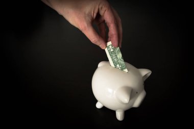 Bir bize Doları banknot bir kumbara koyarak kadın