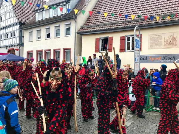 Carnaval tradicional no sul da Alemanha - Swabian-Alemannic Fastnacht. Fantasias de bruxas durante a procissão do carnaval . — Fotografia de Stock