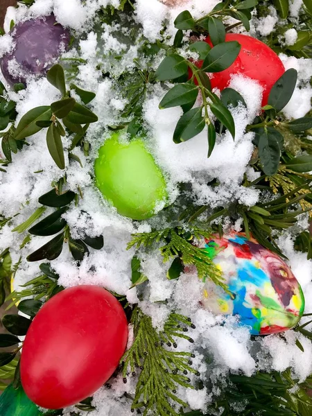 Huevos de Pascua y decoración en nieve — Foto de Stock