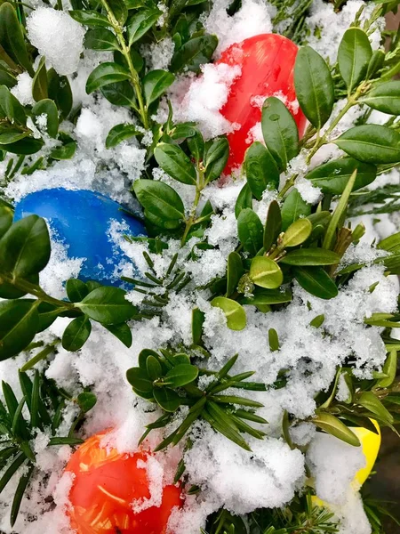 Huevos de Pascua y decoración en nieve —  Fotos de Stock