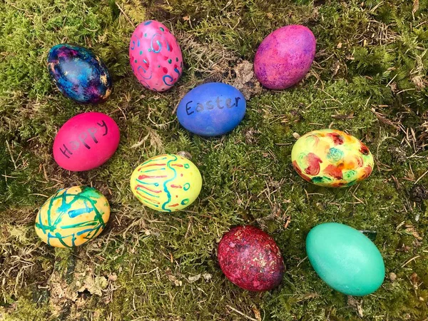 Καλό Πάσχα - πολύχρωμα Πασχαλινά αυγά με πράσινα βρύα. — Φωτογραφία Αρχείου