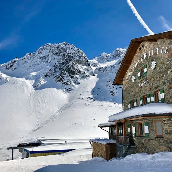 Alpine hut Dresdner Huette in Stubai — Stockfoto