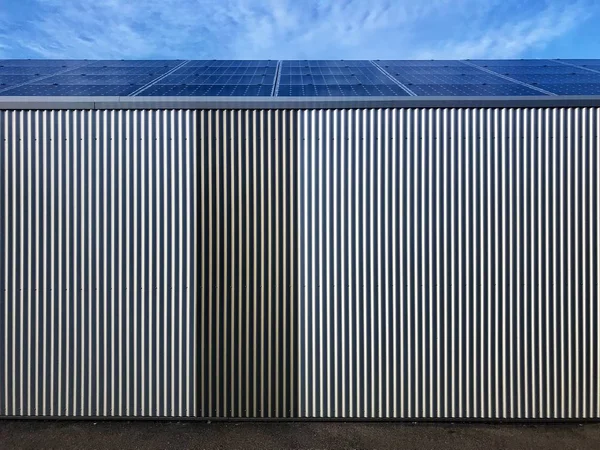 太陽電池パネルで覆われた倉庫 — ストック写真