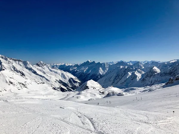 Sciare nella stazione sciistica del ghiacciaio dello Stubai — Foto Stock