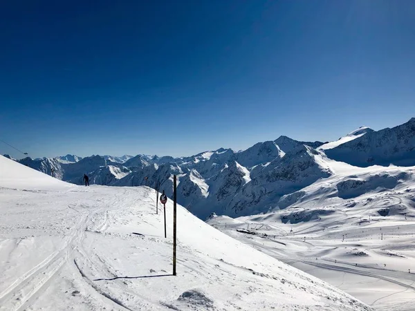 Skidåkning i skidorten Stubai glacier — Stockfoto